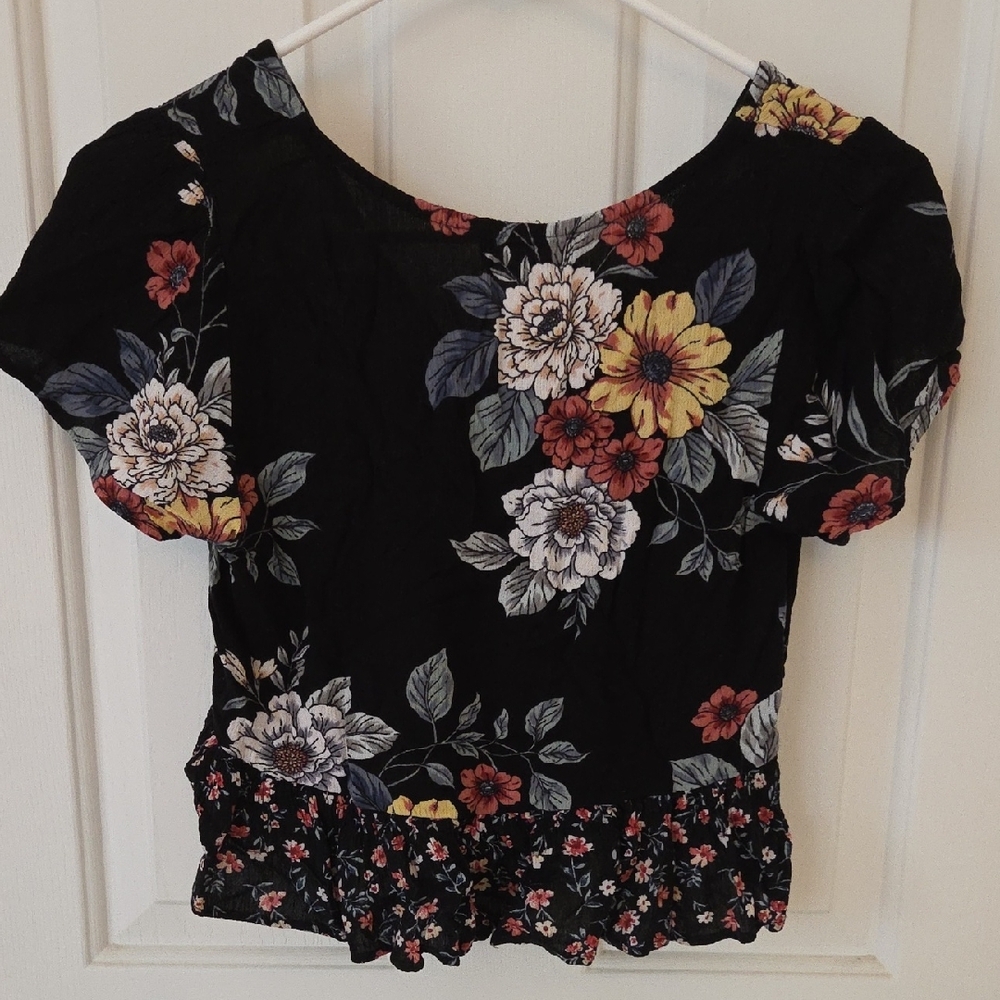 Chic Black Floral Blouse for Women - Picture 2 of 4